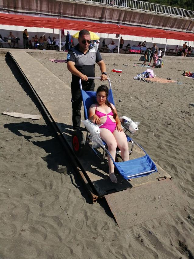 BELEDİYE PLAJINA ENGELLİ RAMPASI YAPILDI