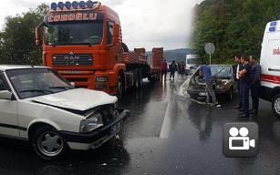 Su birikintisini fark edemedi… 3 araç birbirine girdi…