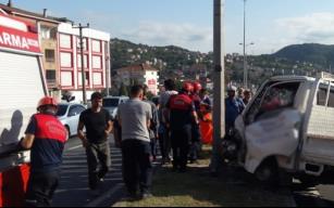 Kamyonet refüje çıktı… Yaralılar var…