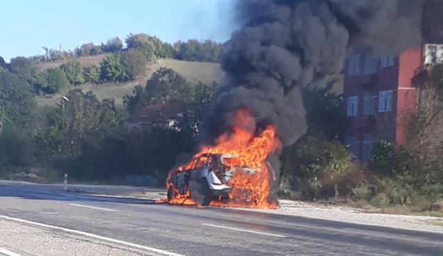 Lüks araç alev aldı