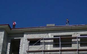 9 aydır maaşlarını alamayan işçiler inşaatın çatısına çıktı