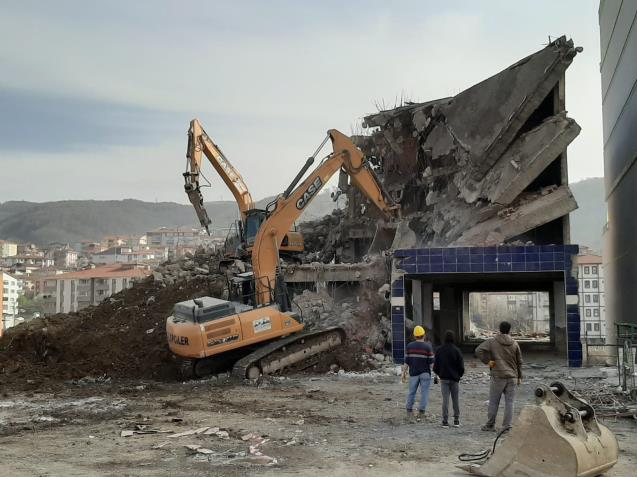 KDZ. EREĞLİ, METRUK BİNALARDAN TEMİZLENİYOR