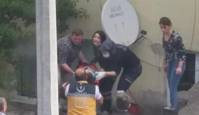 3 YAŞINDAKİ ÇOCUK BETON ZEMİNE DÜŞTÜ