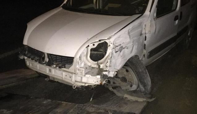 KAMYONET VE OTOMOBİL ÇARPIŞTI