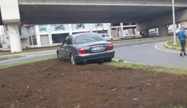 Kontrolünü kaybetti... Refüje çıktı..