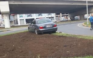 Kontrolünü kaybetti... Refüje çıktı..