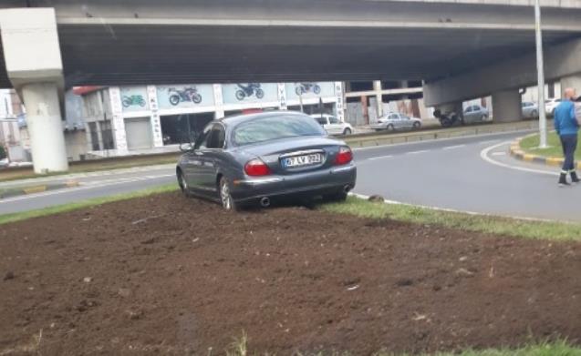 Kontrolünü kaybetti... Refüje çıktı..