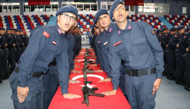 Jandarma, "Karşınızda korkusuz Mehmetçik var"diye yemin etti