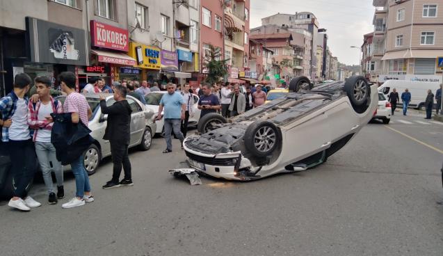 İki araca  çarptı takla attı 