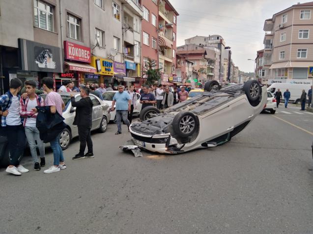 İki araca çarptı takla attı