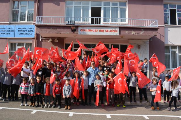 Milli boksör Güneri Yenice'de öğrencilerle buluştu