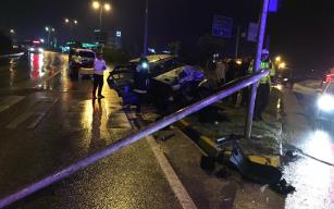 Kayganlaşan yolda trafik lambalarına çarparak durabildi