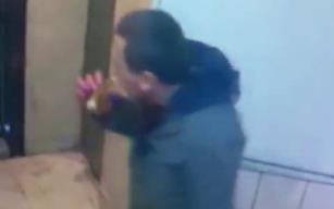 Hem simit yedi, hem hırsızlık yaptı