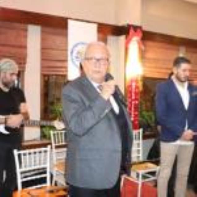 Günün anısına akşam yemeğinde buluştular...
