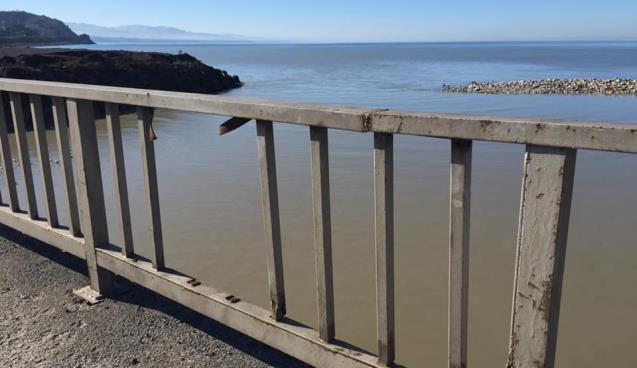 Köprü korkuluğu yapılmayı bekliyor