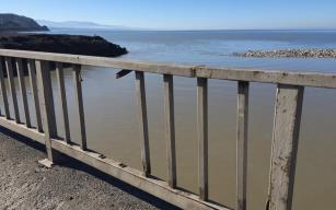 Köprü korkuluğu yapılmayı bekliyor