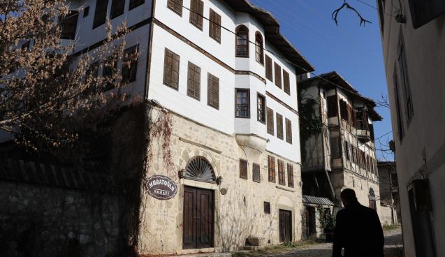 Tarihi konakları soydular