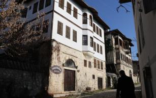 Tarihi konakları soydular