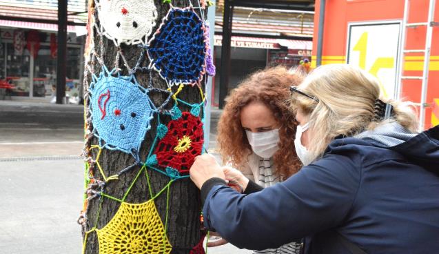 PAZARYERİ ÖNÜNDEKİ AĞAÇLAR RENGARENK MOTİFLERLE ÇİÇEK AÇTI  