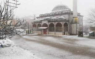 Karapınar köyüne yılın ilk karı yağdı
