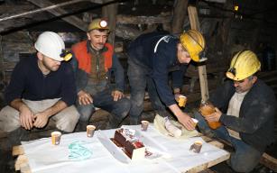 Madenciler yerin 300 metre altında yeni yılı kutladı