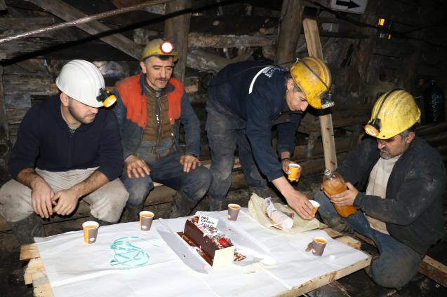 Madenciler yerin 300 metre altında yeni yılı kutladı