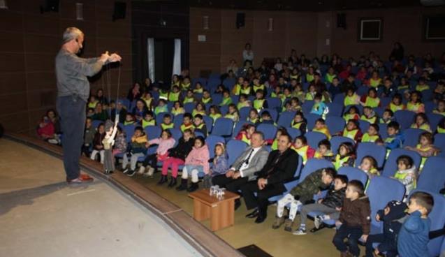 Çocuklar kukla gösterisiyle eğlendi!