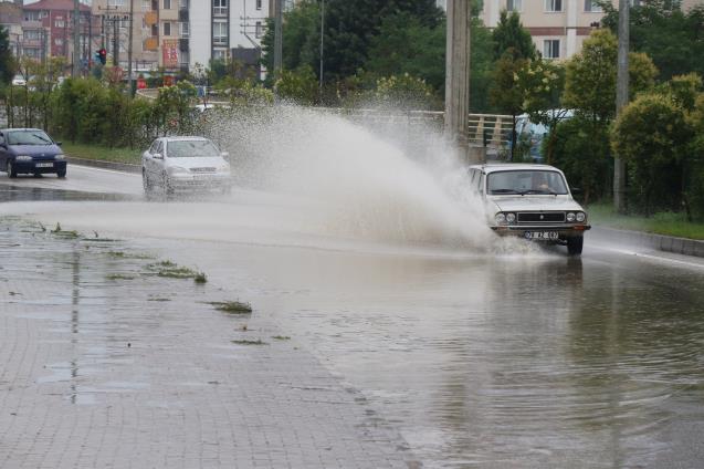 Karabük’te kısa süreli yağış yolları göle çevirdi 