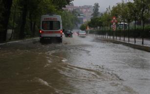 Zonguldak'ta şiddetli yağmur yolları göle çevirdi