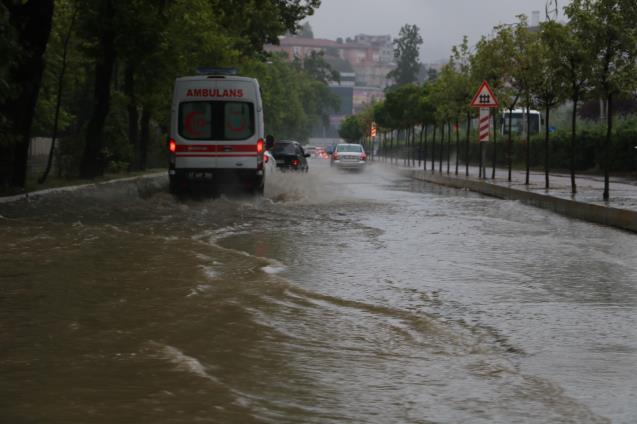 Zonguldak'ta şiddetli yağmur yolları göle çevirdi