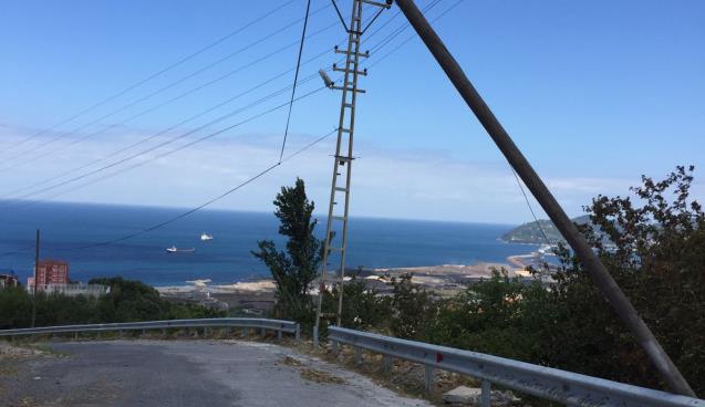 TELEKOM DİREĞİ ÖLÜM SAÇIYOR