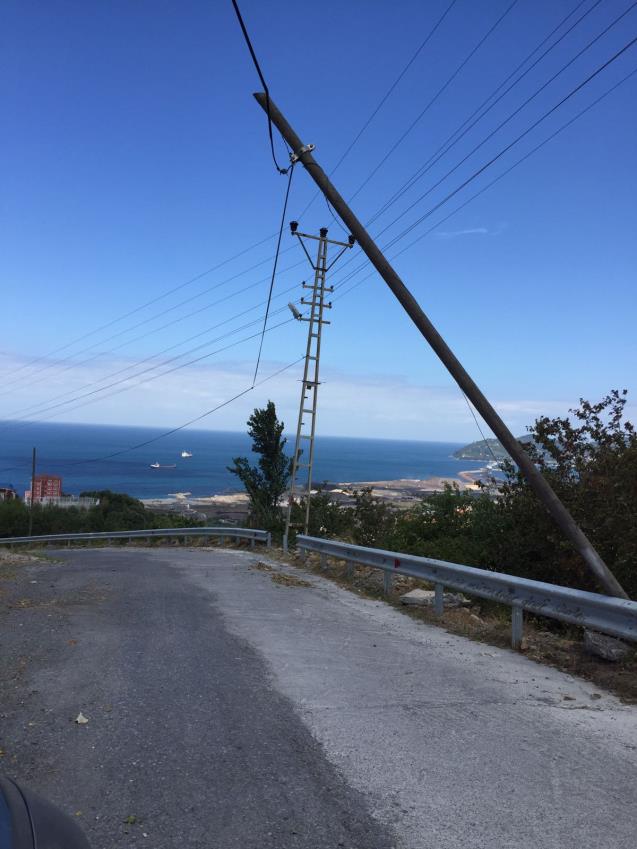 TELEKOM DİREĞİ ÖLÜM SAÇIYOR