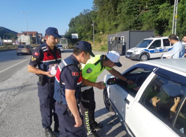 Jandarma ve polis ekiplerinden şeker gibi çevirme
