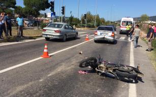 Motosiklet otomobile çarptı: 1 yaralı