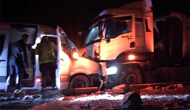 Kontrolden çıkan kamyon can aldı...