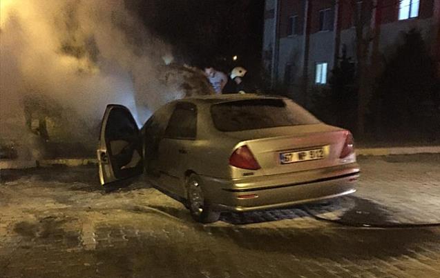Otomobil bir anda alev aldı…