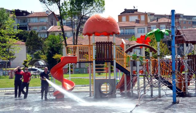 ALAPLI'DA PARKLAR ÇOCUKLAR İÇİN DEZENFEKTE EDİLİYOR..