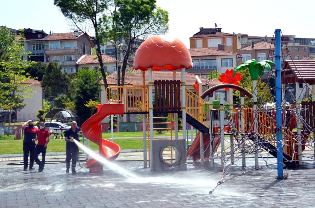 ALAPLI'DA PARKLAR ÇOCUKLAR İÇİN DEZENFEKTE EDİLİYOR..