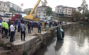 Park halindeki araç ırmağa uçtu