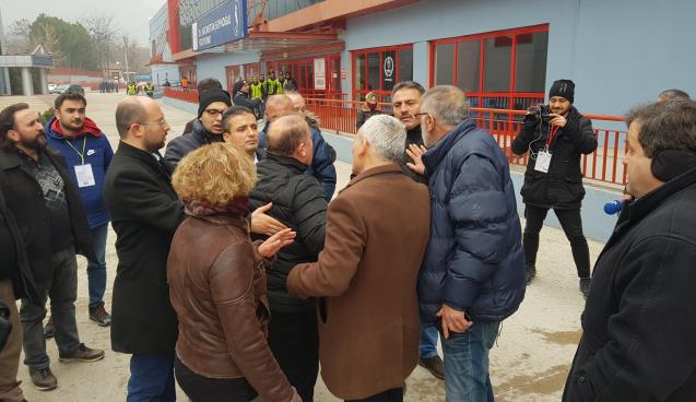Kulüp başkanı ve futbolcu babası arasında maç sonrası
