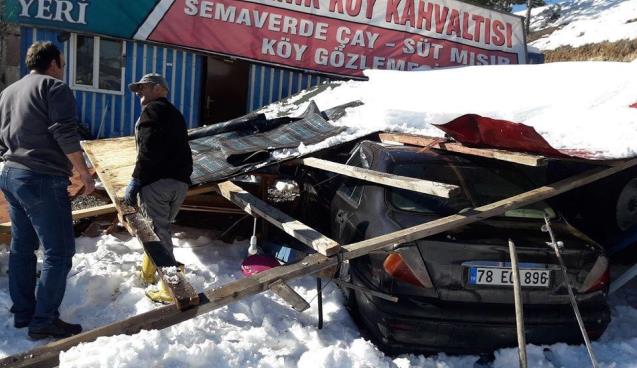 Kar birikintisine dayanamayan garaj çöktü