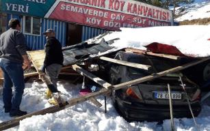 Kar birikintisine dayanamayan garaj çöktü