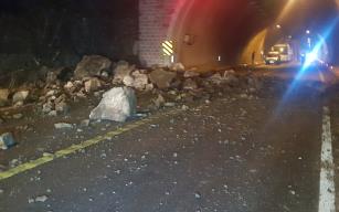 Karabük-Yenice yoluna kaya parçaları düştü