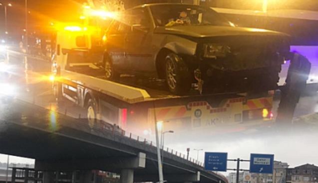 Elektrik direğini yerinden söktü...