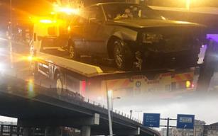 Elektrik direğini yerinden söktü...