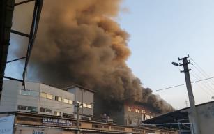 Zonguldak'ta mobilya atölyesinden büyük yangın