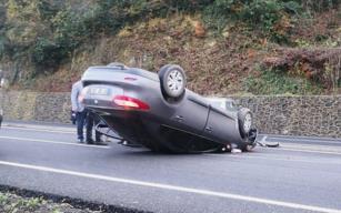 Polis aracı takla attı!..