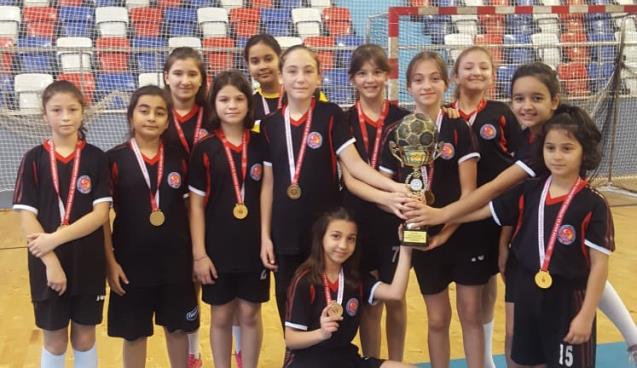 KÜÇÜK KIZLAR  YENİLGİSİZ ŞAMPİYON