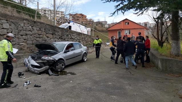 Elektrik direğine çarptı.