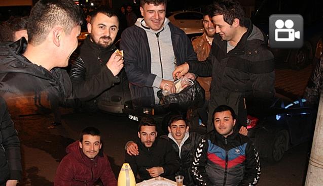 Masa kuranda var, evden ekmeğini alıp gelende…